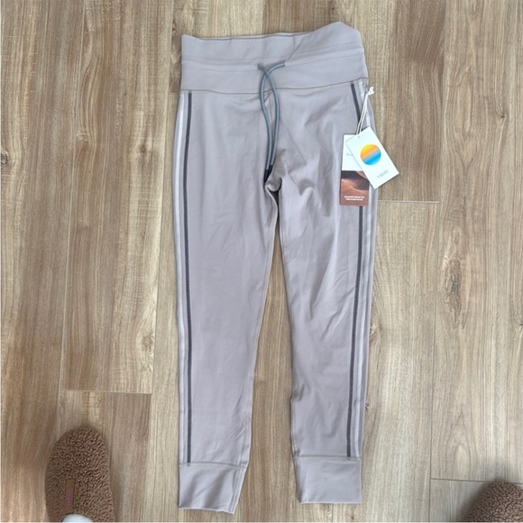 NWT Vuori Daily Sport Leggings in Graphite - Picture 4 of 9